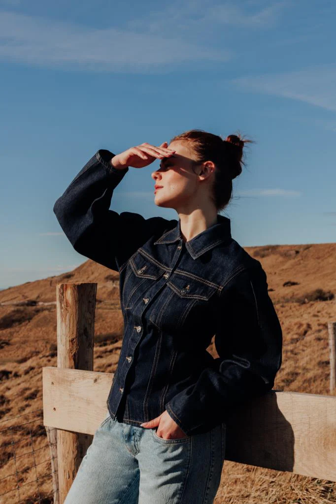 Veste en jean cintrée avec manches ballons