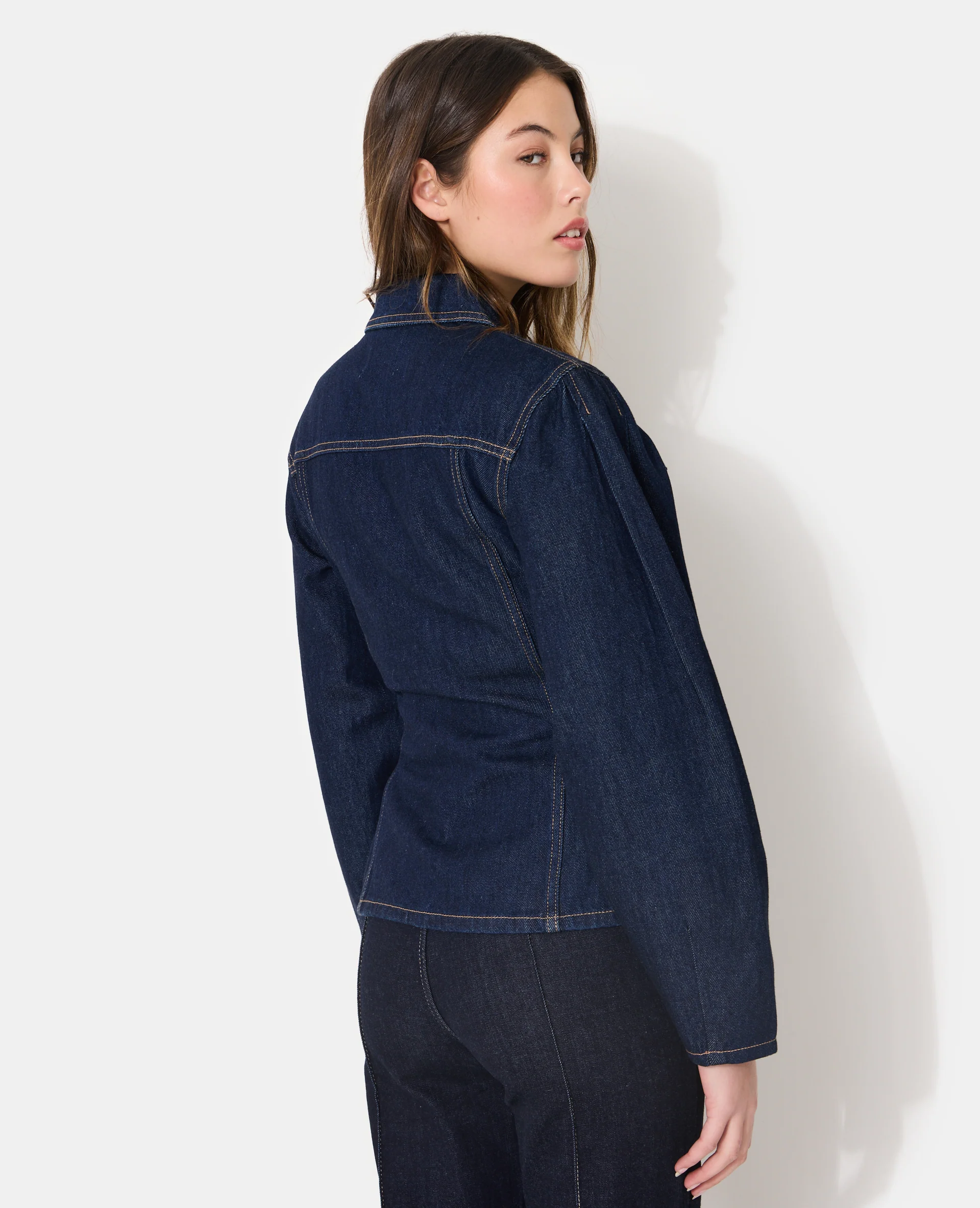 Veste en jean cintrée avec manches ballons - Image 7