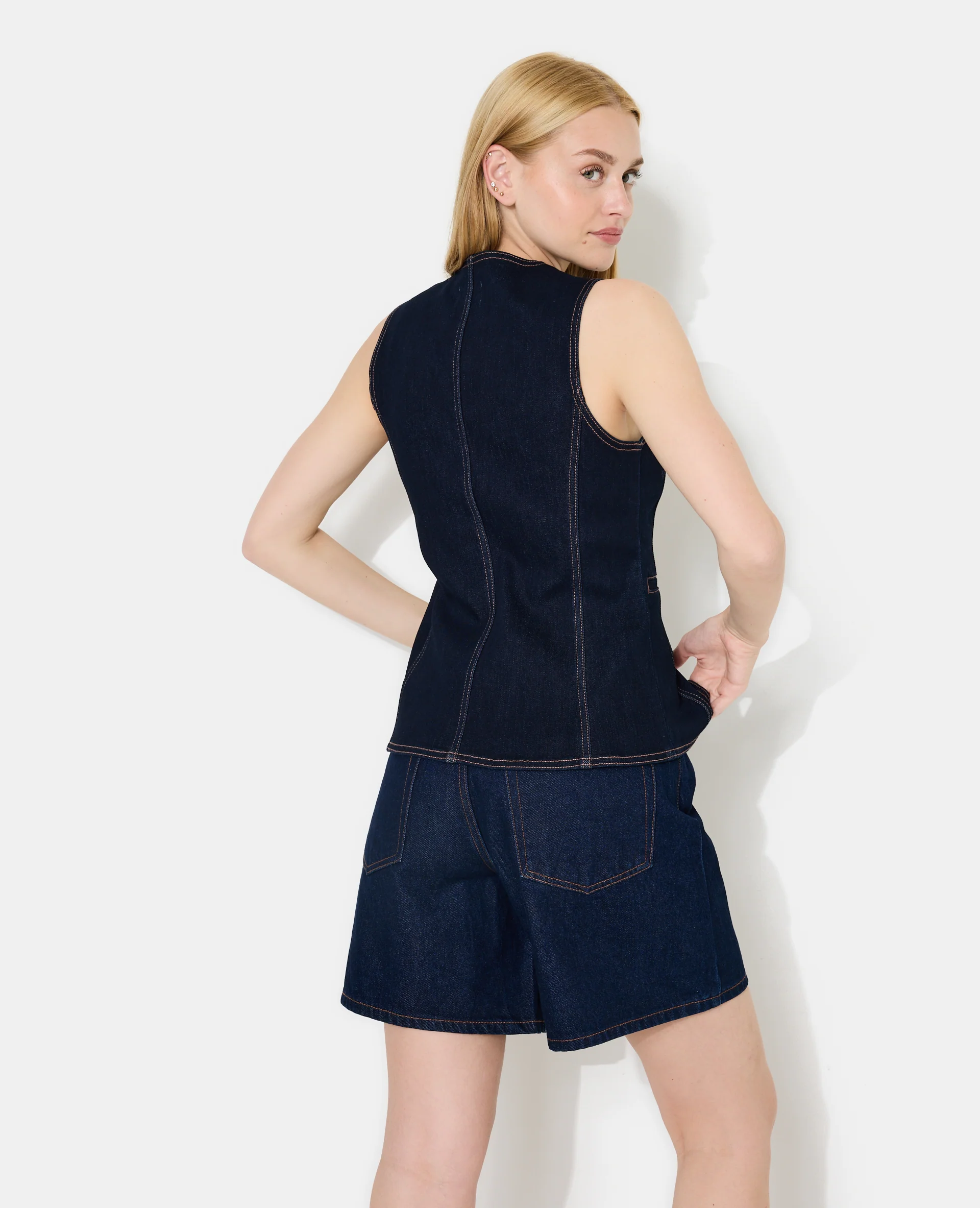 Veste sans manches en jean façon gilet barman - Image 6